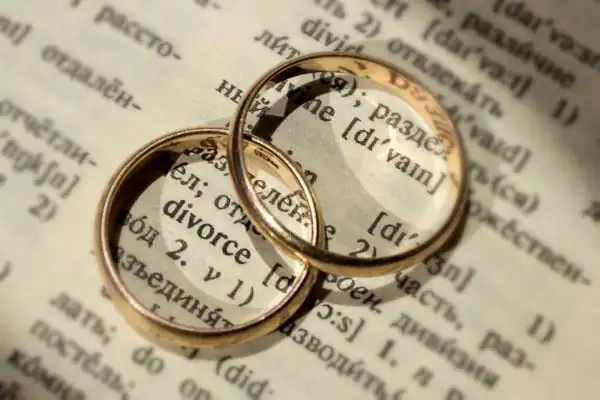 Image of rings removed before divorce mediation Farnborough